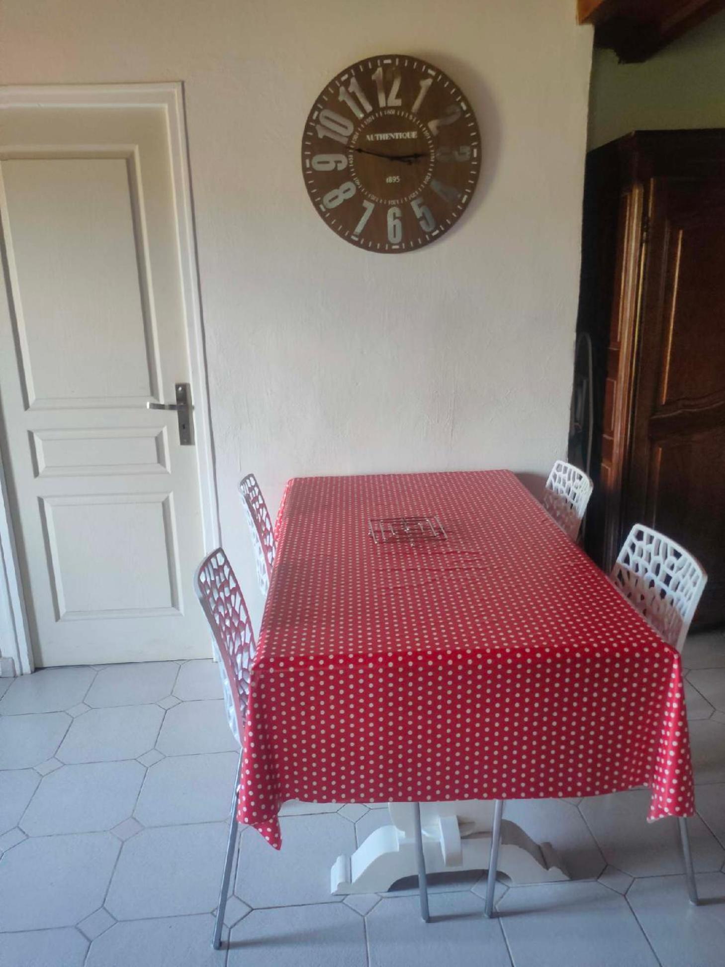 Appartement Avec Grand Jardin Et Parking, อูเซส ภายนอก รูปภาพ